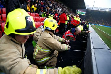 Reclamebord vliegt in de fik tijdens Watford-West Brom (video)