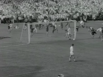 Tijdmachine: Zo won PSV in 1963 de kampioenswedstrijd van Ajax (video)