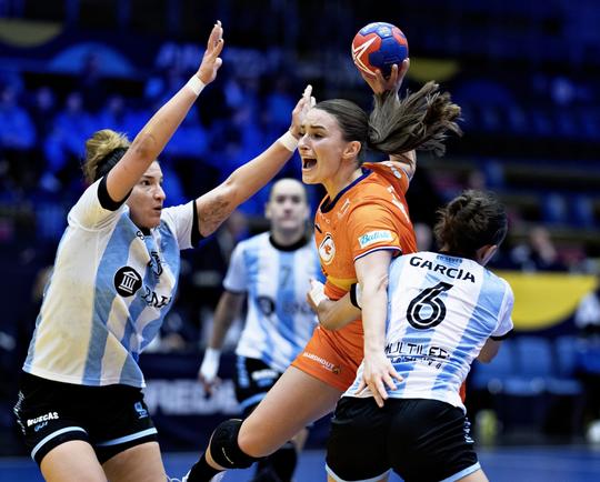 Nederlandse handbalvrouwen klappen over Argentinië heen en pakken eerste zege op WK