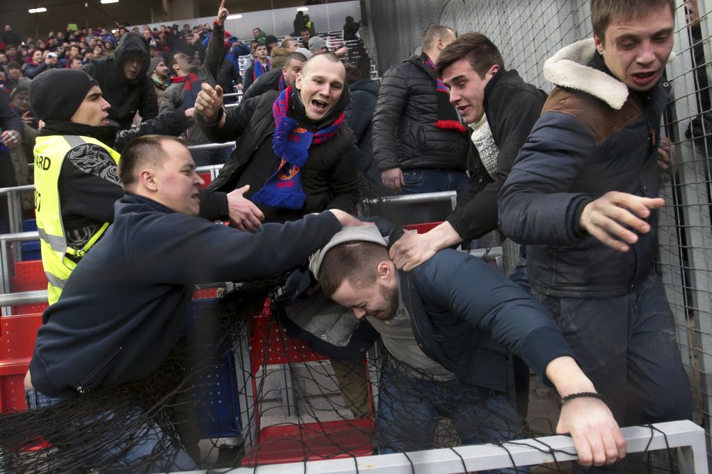 Heftig! Hooligans rellen er flink op los bij Russische topper (video)