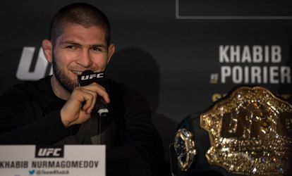 Khabib over rematch met McGregor: 'Hij smeekte me hem niet te vermoorden' (video)