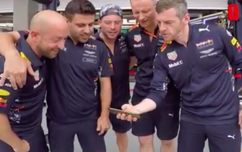 Medewerkers Red Bull proberen Max in het Nederlands te feliciteren (video)