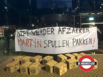 LOL! Boze Feyenoord-fans leggen verhuisdozen neer voor Van Geel