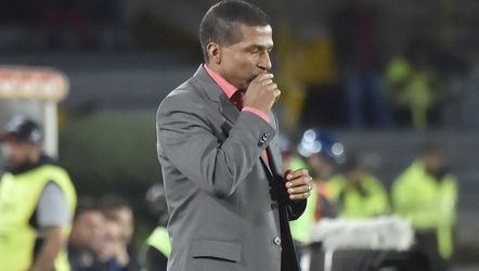 Colombiaanse coach prikt ballenjongen in oog (video)