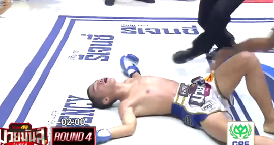 🎥 | MATCHFIXING in het kickboksen! Thaise vechter faket een knock-out
