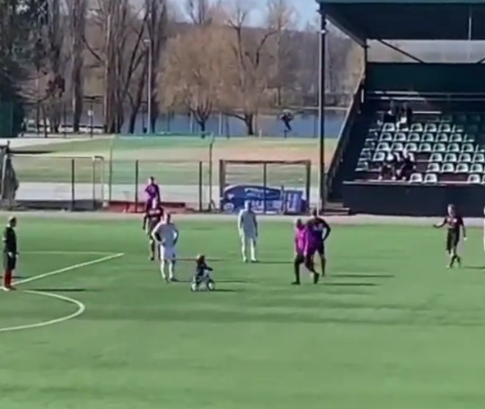 🎥🚲 | HAHA! Finse bekerwedstrijd verstoord door deze mini-veldbestormer