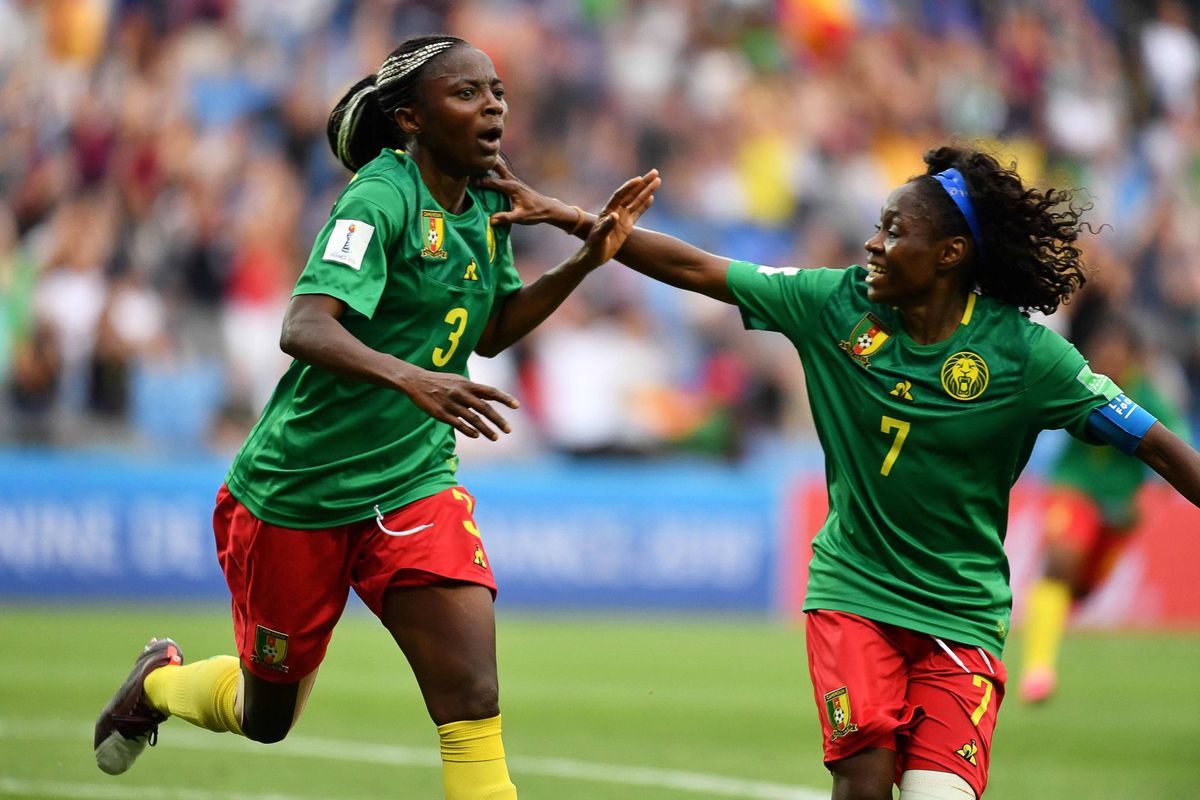 Sensatie! Kameroen na goal in slotseconde door naar achtste finales