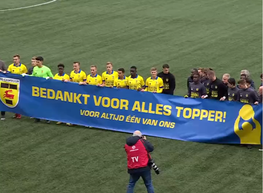 🎥 | Mooi! Cambuur steunt gestopte trainer Henk de Jong: 'Voor altijd 1 van ons'