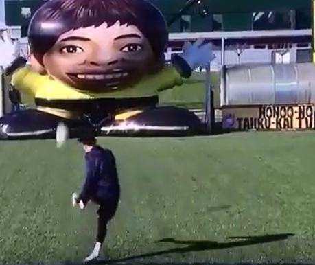 LOL! Messi laat enorme keeperrobot kansloos (video)