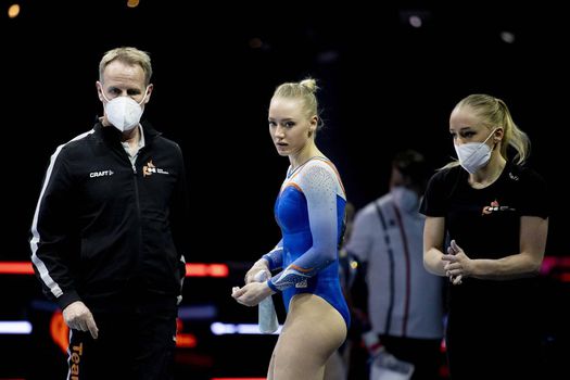 ‘Teleurgestelde’ zussen Sanne en Lieke Wevers zwijgend richting Olympische Spelen