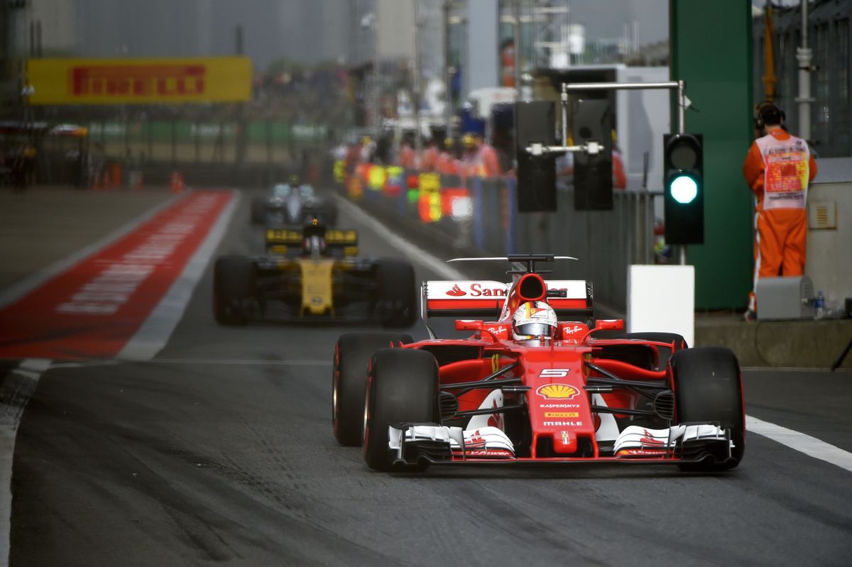 Vettel zet Ricciardo te kijk met heerlijke inhaalactie (video)