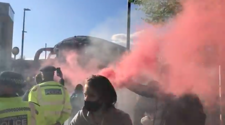 🎥 | Mooi! Arsenal-bus komt onder luid gejuich van de fans aan bij Emirates
