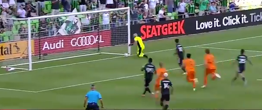 🎥 | Flipperkast! Penalty gaat via paal, andere paal en keeper toch de goal in