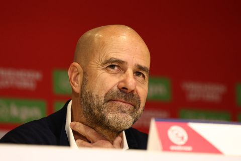 🎥 | Moeder van PSV-trainer Peter Bosz duikt op bij persco: 'Jij mag geen vragen stellen'