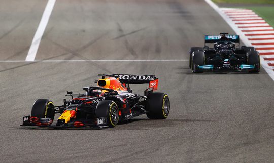 🎥 | Dit is waarom Max Verstappen de leiding aan Lewis Hamilton moest geven