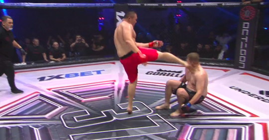 🎥 | 'Soccer kick'-KO! MMA-zwaargewicht pakt titel na leipe maar legale kopschop