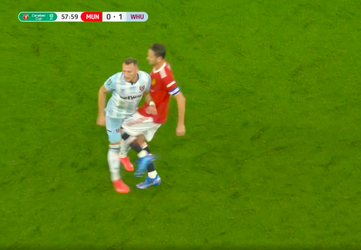 🎥 | AU! Nemanja Matic geeft Vladimír Coufal keihard knietje in zijn klokkenspel