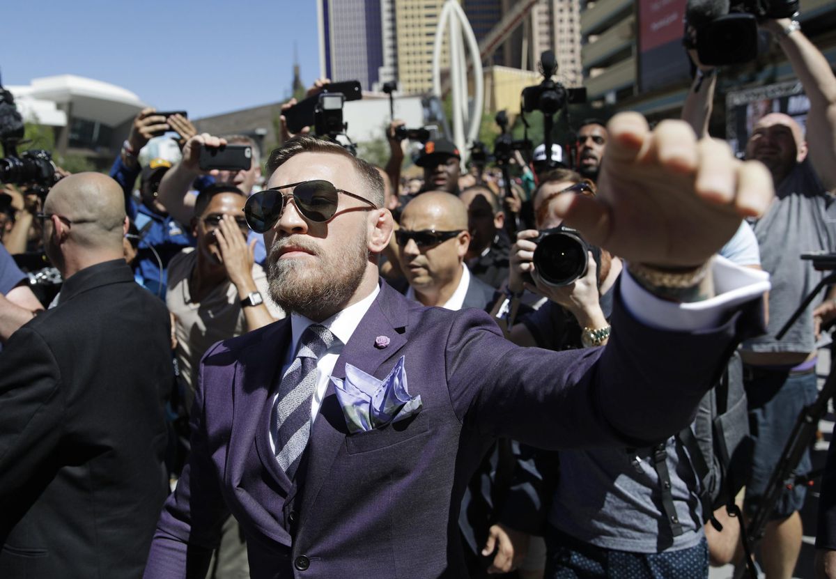 McGregor en Mayweather arriveren in LA en gaan bijna op de vuist (video)