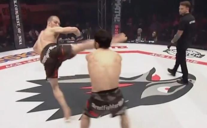 BAM! Russische MMA'er trapt tegenstander genadeloos KO (video)