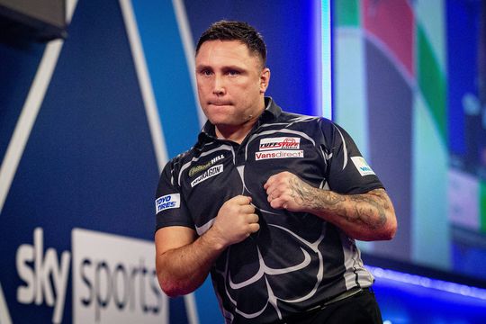 Matige Gerwyn Price zonder moeite langs nog mindere Mervyn King naar kwartfinale WK darts