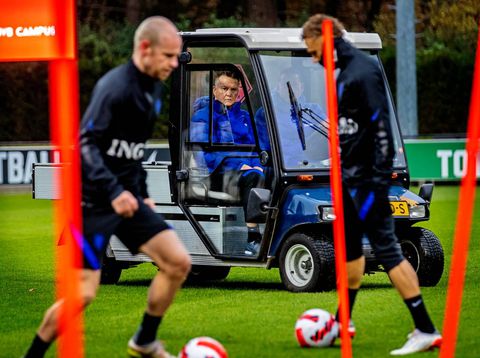 Louis van Gaal toch niet met rolstoel langs het veld, leidt Nederland-Noorwegen vanuit skybox