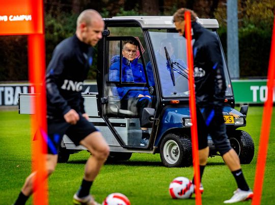 Louis van Gaal toch niet met rolstoel langs het veld, leidt Nederland-Noorwegen vanuit skybox