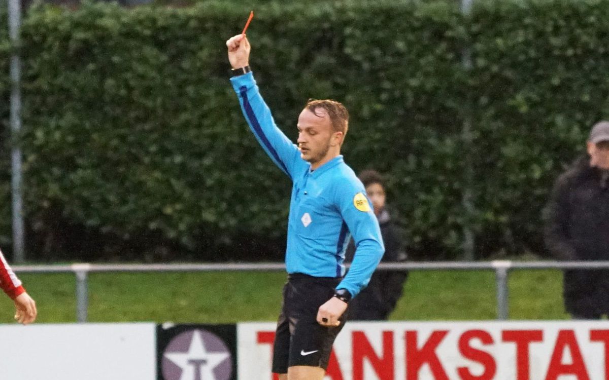 Spelers tweedeklasser Elinkwijk stappen het veld af na 4e rode kaart