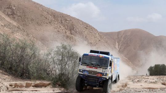 Russische rallyrijder Karginov zoekt aangereden toeschouwer op in ziekenhuis (foto)