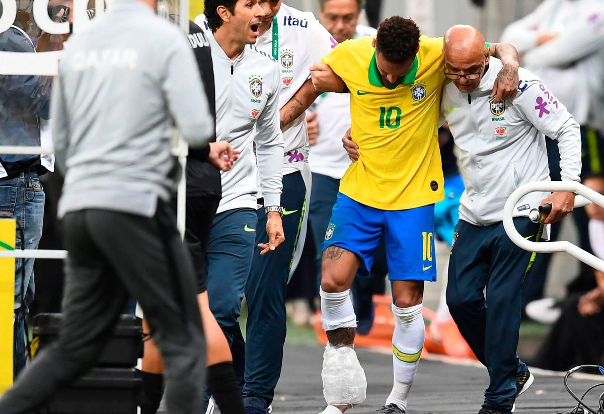 Neymar verlaat jankend het veld bij Brazilië en mist Copa América in eigen land
