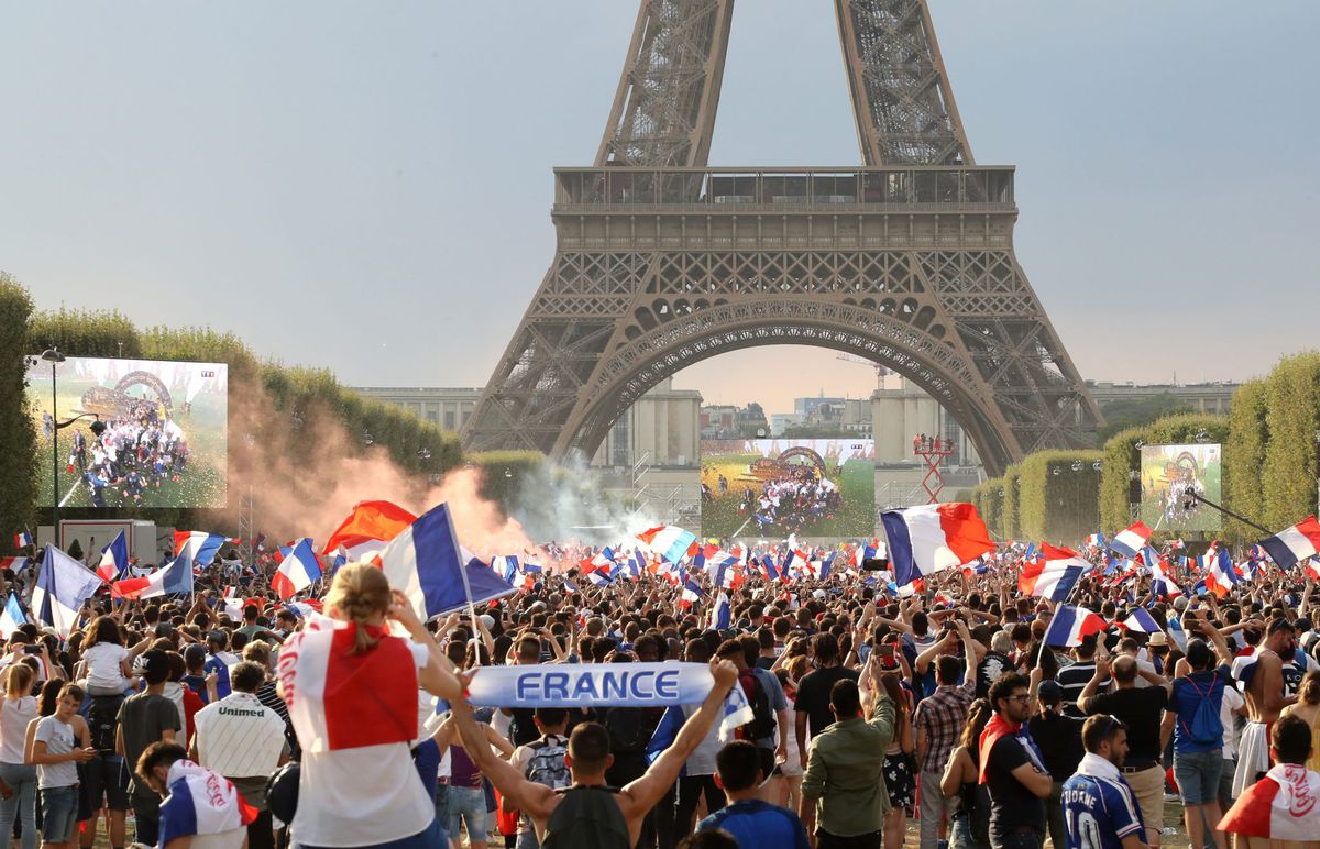 Zo ziet de Franse feestvreugde in Moskou en Parijs eruit na wereldtitel (video)