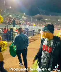 🎥 | Partner honkbalfan loopt ijskoud weg na huwelijksaanzoek in het stadion