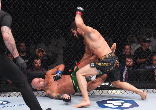 🎥 | Islam Makhachev trapt en slaat Volkanovski beurs, behoudt UFC-titel en steunt Palestina