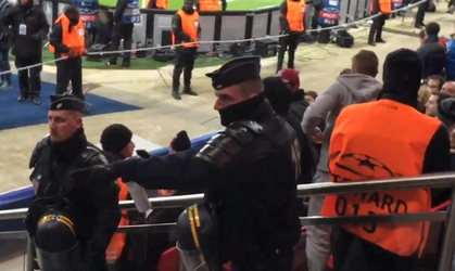 Politie dreigt met traangas richting Chelsea-fans na goal Mikel (video)