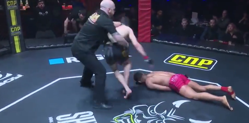 Amateur MMA-vechter trapt met gruwelijke front-kick tegenstander KO (video)