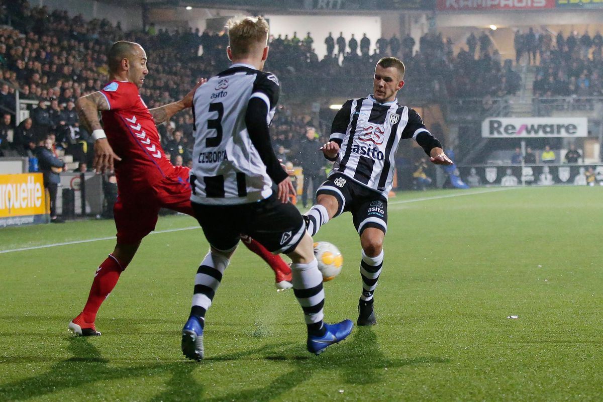 VAR is de beste vriend van FC Utrecht dat 10 man Heracles makkelijk aan de kant schuift