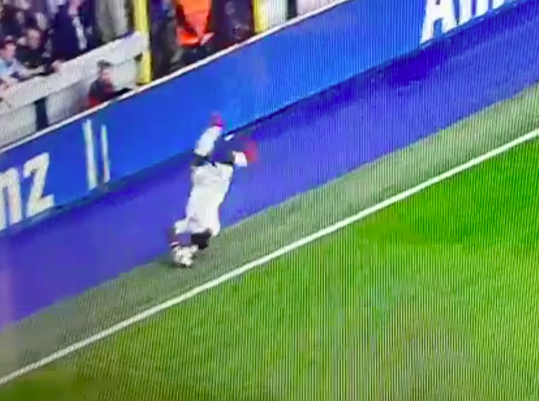 Wauw! Standard-verdediger neemt rivaal Anderlecht flink in de zeik met salto-ingooi (video)
