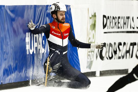 🎥 | De Laat valt en flipt, maar pakt even later alsnog een medaille