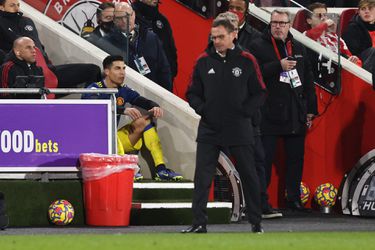 🎥 | Cristiano Ronaldo is totaal over de zeik na wissel bij Man United tegen Brentford: mokken, vloeken, pruilen