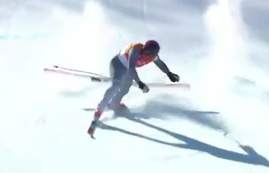 Russische skiër valt keihard op zijn plaat tijdens olympische afdaling (video)