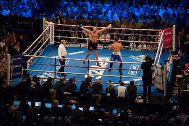 Fury wint 'oneerlijk' gevecht, publiek begint ook te knokken (video)