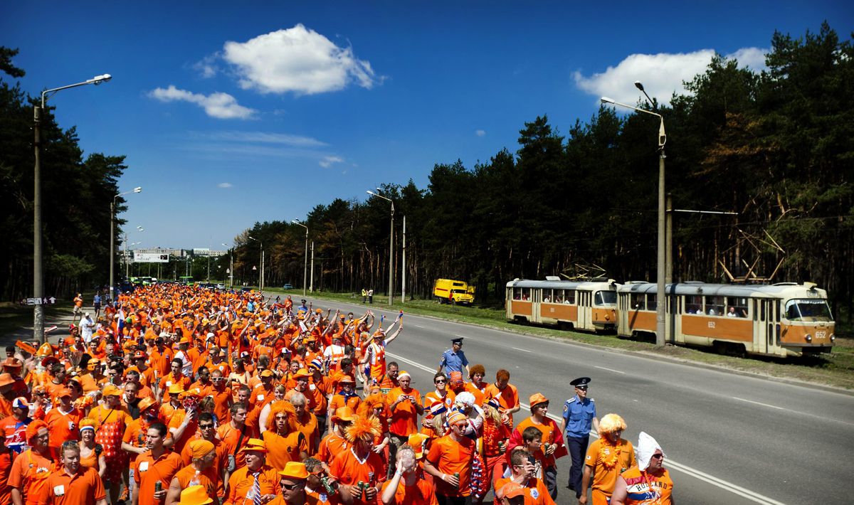 Oranje-fans fietsen 450 kilometer naar Parijs om het Nederlands elftal op te vangen