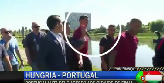 Ronaldo gooit microfoon van irritante journalist in het water (video)