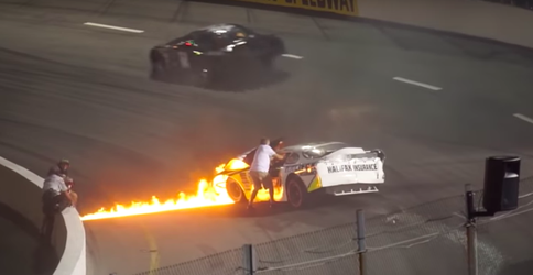 Vader pakt heldenrol en redt gecrashte zoon uit brandende racewagen (video)