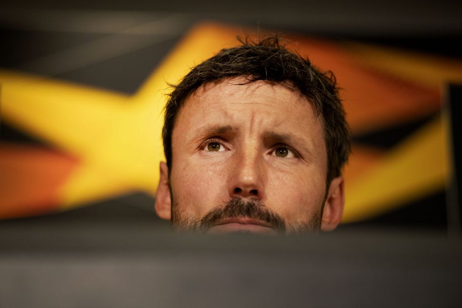 Van Bommel heeft door blessures en rode kaarten ineens crisis