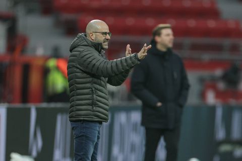 Oei! Bosz raakt met Leverkusen achterop in titelstrijd