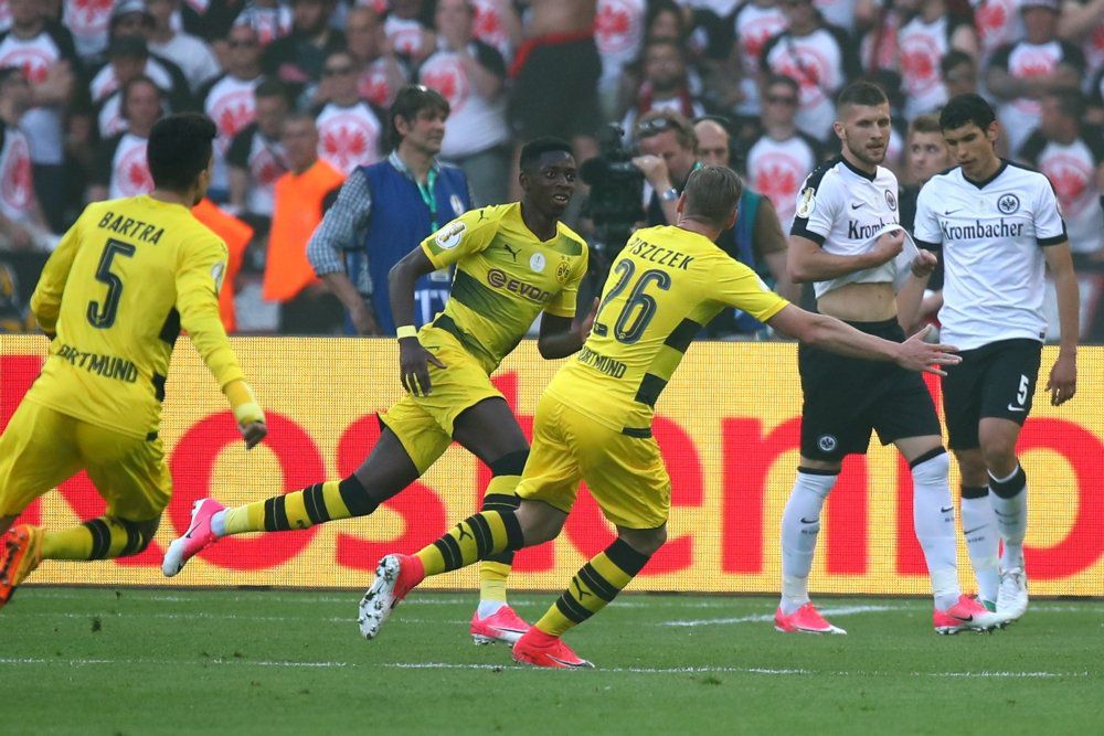 Geniale kap, mooie goal: Dembélé zet Dortmund op 1-0 in bekerfinale (video)