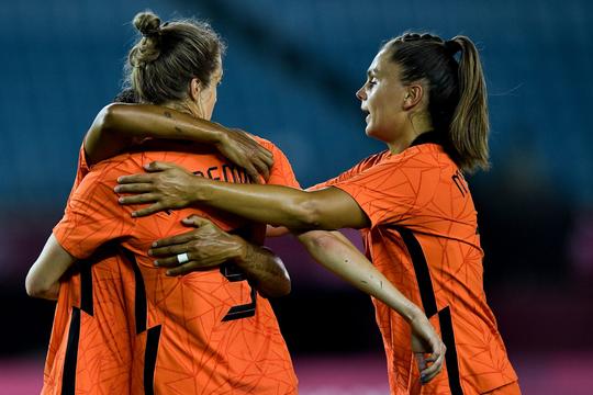 🎥 | BAM! Leeuwinnen verpletteren Zambia in 1e groepsduel op Olympische Spelen