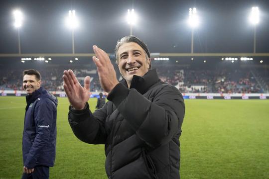 Mjam! Zwitserse bondscoach dankt Noord-Ierland voor Italië-exit met DIK 9 kilo chocola
