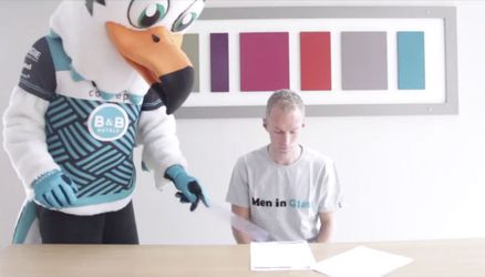 Nieuwe ploeg Tom-Jelte Slagter wordt met meest bizarre video ooit bekendgemaakt