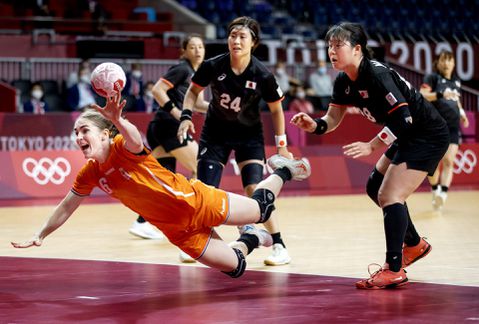 Handbalsters met de schrik vrij op levensgevaarlijke vloer: 'Gelukkig geen blessures'